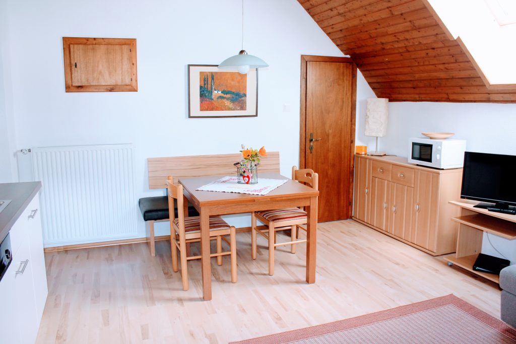 Ferienwohnung Alpenblick - Essbereich in der Wohnküche