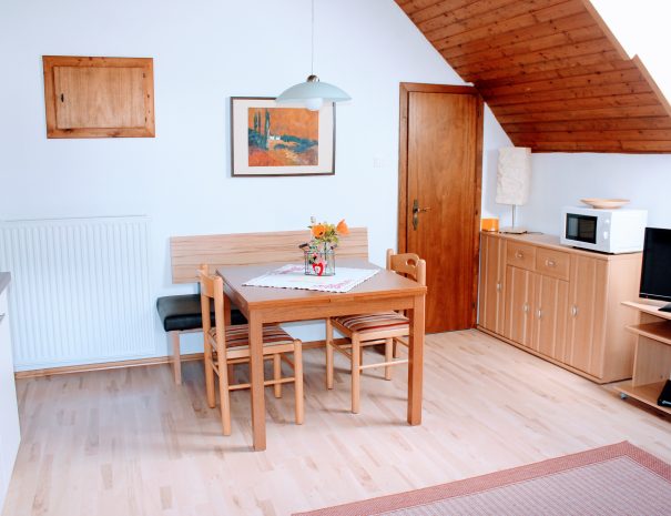 Ferienwohnung Alpenblick - Essbereich in der Wohnküche